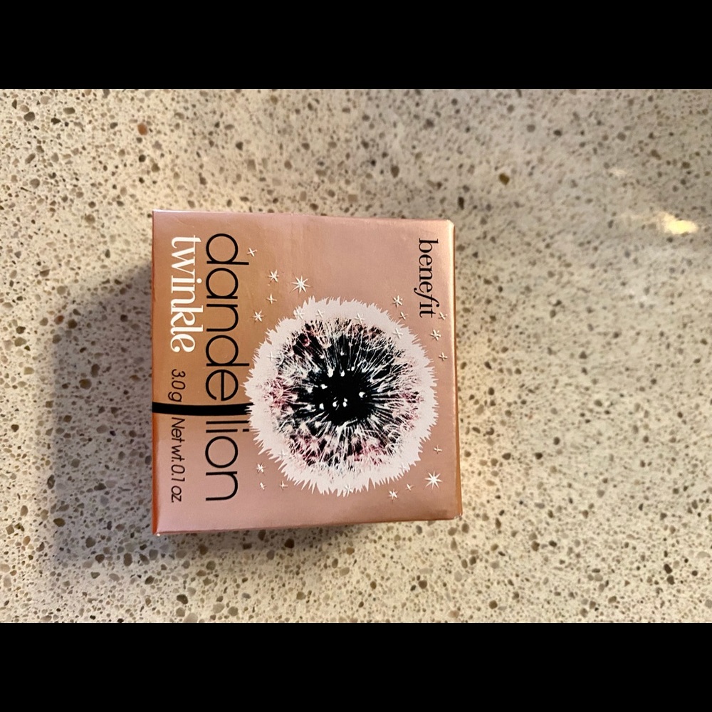 Dandelion highlighting powder from benefit